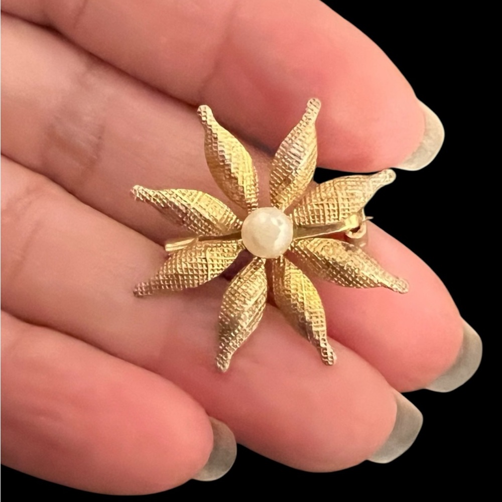 Elegant Gold plated Flower Brooch
